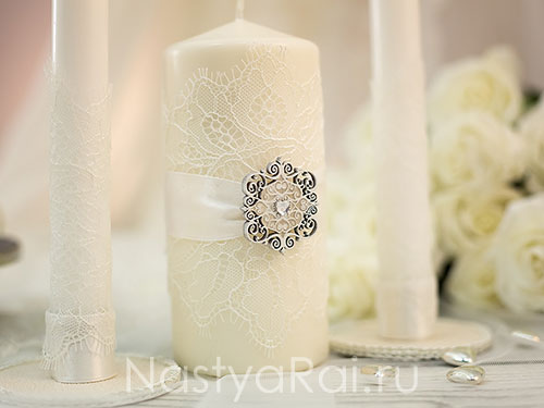 Оформление свечей на свадьбу с помощью живых цветов